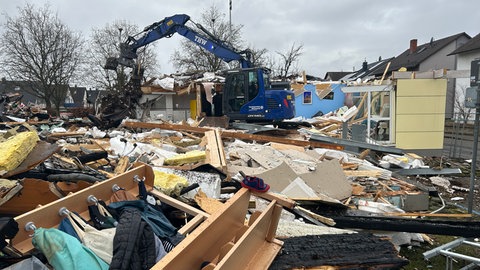 Bagger reißen die zerstörten Gebäudeteile der Kita "Villa Kunterbunt" in Durmersheim ab.