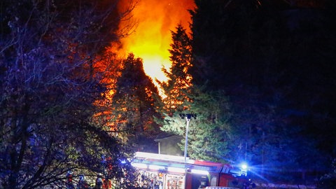 Ein Gebäude mit Schreinerei brannte in Knittlingen ab. Flammen schlagen in den Nachthimmel