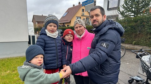 Eltern mit Kindern nach dem Brand der Kita in Durmersheim