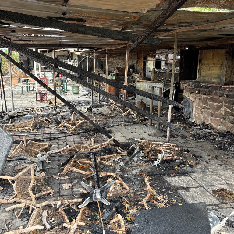 Alles verbrannt, Schutt und Asche - so sieht es nach dem verheerenden Brand im Gastraum vom "Seegugger" am Epplesee aus.