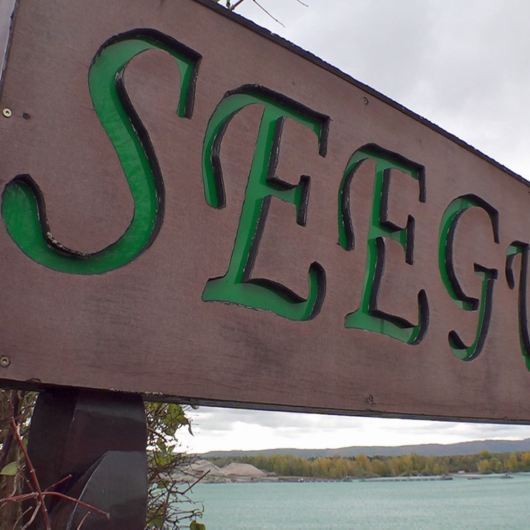 Schild mit dem Namen "Seegugger" am Epplesee bei Rheinstetten nach dem Brand