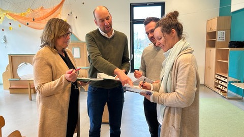 Nach dem Brand in der Kita in Durmersheim gibt es viel zu organisieren: Die Leiterinnen der Villa Kunterbunt (links) und Villa Regenbogen und Sonnenschein (rechts) besprechen sich mit dem Bürgermeister (Mitte links). 