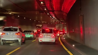 Autos im neuen Lärmschutztunnel der A8 bei Pforzheim.