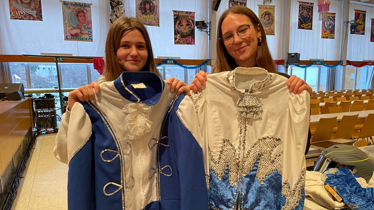 Sarah (15) und Xenia (16) - zwei Schülerinnen der Gardetanz-Oma aus Forbach.