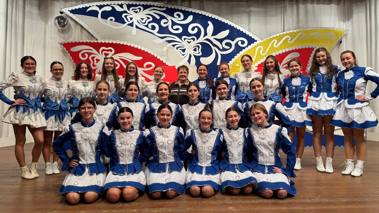 Hedwig Fritz bei einem Gruppenbild mit ihren Gardetänzerinnen.