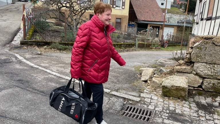 Die Gardetanz-Oma aus Forbach läuft den steilen Weg zur Sporthalle. Das macht sie seitdem sie 13 ist fast jeden Tag.