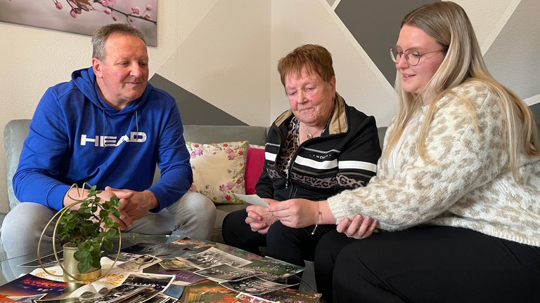 Mit ihrem Sohn Oliver und ihrer Enkelin Lilly spricht die Gardetanz-Oma aus Forbach über ihre schönsten Erinnerungen im Tanzsport.