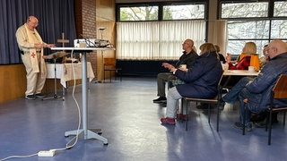 Der Gottesdienst mit Schwerhörigen und Gehörlosen in der Lukaskirche in Karlsruhe: Statt Singen werden die Lieder gebärdet.