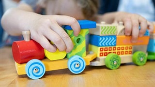 Seit Wochen kein Geld - betroffene Erzieher und die Karlsruher Kita-Insolvenz.