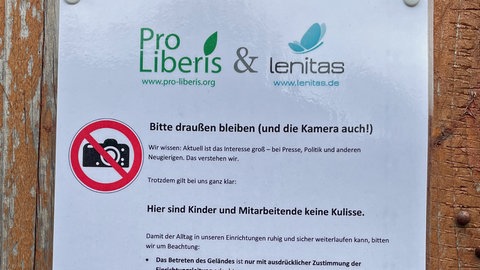 Hinweis vor einer Pro Liberis-Kita in der Karlsruher Innenstadt.