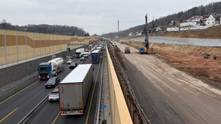 Auf der einen Seite fährt der Verkehr, hinter der Trennwand wird für die Gegenrichtung gebaut. So läuft die Baustelle für den Ausbau der A8 bei Pforzheim.