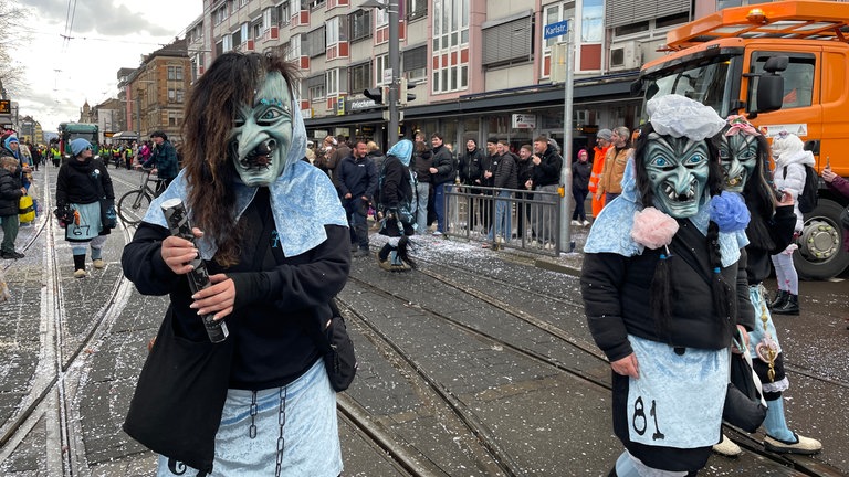 Die Menschen feiern beim Fastnachtsumzug in Karlsruhe.