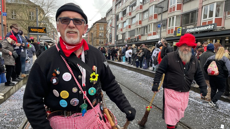 Die Menschen feiern beim Fastnachtsumzug in Karlsruhe.