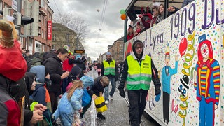 Die Menschen feiern beim Fastnachtsumzug in Karlsruhe.