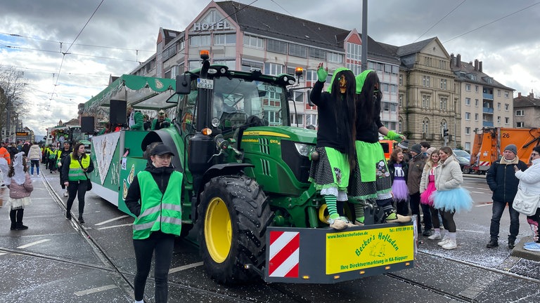 Die Menschen feiern beim Fastnachtsumzug in Karlsruhe.