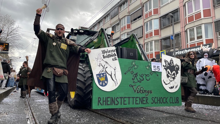 Die Menschen feiern beim Fastnachtsumzug in Karlsruhe.