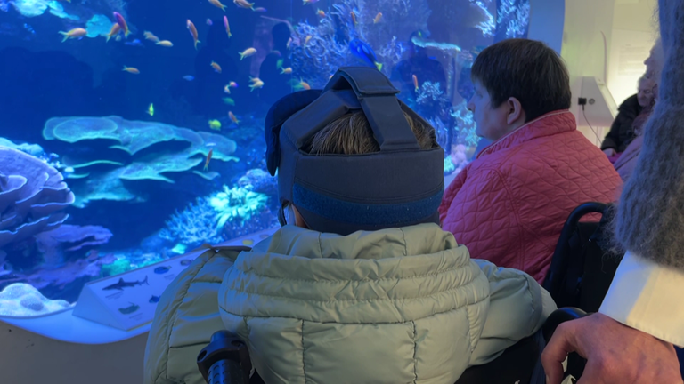 Zwei Bewohnerinnen des Seniorenzentrums Stutensee beobachten die Fische im Naturkundemuseum in Karlsruhe.