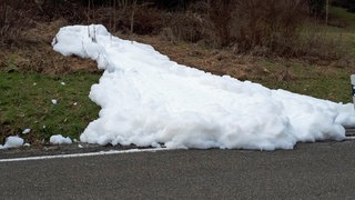 Die Feuerwehr spülte den Schaum mit Wasser von der Straße zwischen Neuenbürg und Engelsbrand.