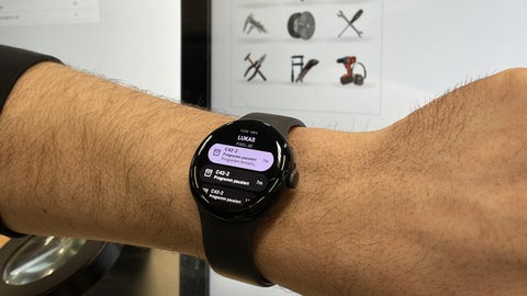 Ein Arm mit einer Smartwatch - jeder Mitarbeiter bei Daedalus trägt eine.