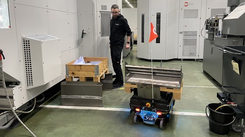 Mini-Roboter versorgen Mitarbeiter bei Daedalus in Karlsruhe mit Maschinenbauteilen.