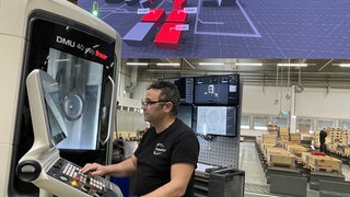 Ein Mitarbeiter von Daedalus überwacht die Produktion in Karlsruhe an einer Maschine. Das Unternehmen will den Maschinenbau revolutionieren.