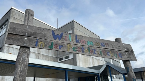 Pestalozzischule in Bretten, ein graues Gebäude