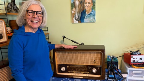 Ute Karcher aus Bischweier mit ihrem frisch reparierten Radio - es kann sich jetzt auch mit Bluetooth verbinden.