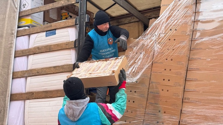 Rosinen-Initiative für die Ukraine. LKW werden be- und entladen.