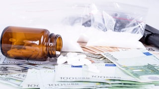 Waffen, Drogen und Geld wurden im Kreis Karlsruhe beschlagnahmt.