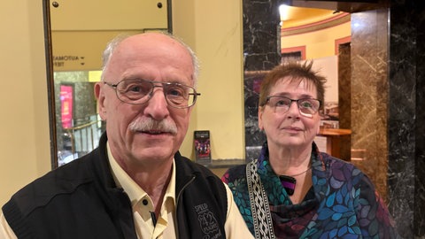 Barbara Winkler und Günther Siegel haben sich bei der Vorstellung der Kandidaten der OB-Wahl in Baden-Baden im Kurhaus informiert. 