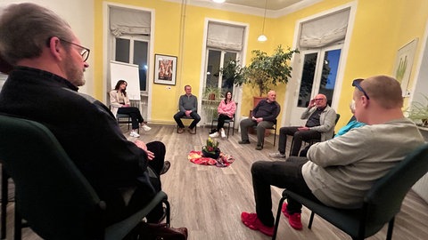 Laura De Nardis sitzt bei einer Gruppenstunde des Freundeskreis Suchthilfe in Karlsruhe. Sie engagiert sich im Verein, um anderen mit einer Essstörung zu helfen.