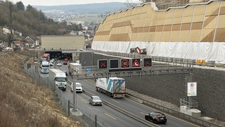 Blick auf die Fahrbahn der A8 und den Eingang zum Lärmschutztunnel. Er gilt als Unfall-Hotspot.