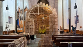 Die Installation "The Cage" in der Stadtkirche Karlsruhe besteht aus mehr als 500 Vogelkäfigen.