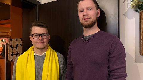 Mauro Fischer und Robin Leinerd gehören zu den jüngeren FDP-Mitgliedern auf der Wahlparty in Pforzheim.
