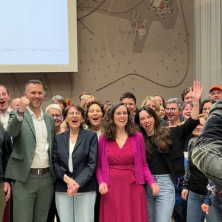 Die Grünen Jubel für ein Gruppenbild im Rathaus in Karlsruhe. Die Partei hat überraschend bei der Landtagswahl 2026 den Wahlsieg geholt.