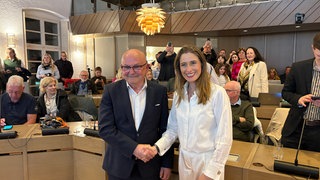 Thomas Jung und Lencke Wischhusen geben sich die Hand. Die beiden Kandidaten der OB-Wahl in Baden-Baden treten zur Stichwahl an.