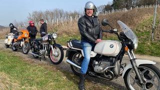 Ausfahrt zum Start der Motorradsaison 2026: Eine Gruppe Männern im Rebland bei Baden-Baden.
