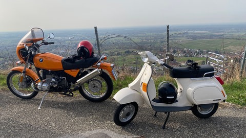 Start in die Motorradsaison 2026: Aussicht mit zwei Oldtimern im Rebland.