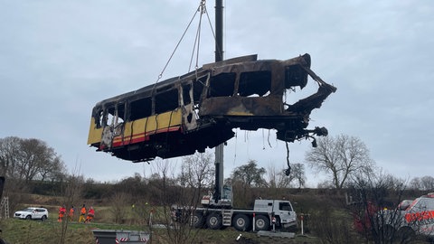 Nach dem Unfall: Die Stadtbahn in Ubstadt-Weiher wird abtransportiert