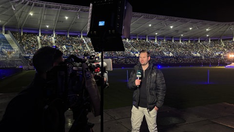 SWR-Reporter Simon Hartmann bei einer Live-Schalte für SWR Aktuell