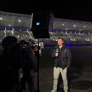 SWR-Reporter Simon Hartmann bei einer Live-Schalte für SWR Aktuell