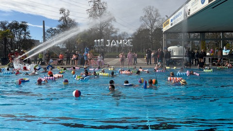 Badegäste beim Anschwimmen im Sonnenbad: In Karlsruhe öffnet das Sonnenbad als eines der ersten Freibäder in Deutschland die Freibad-Saison