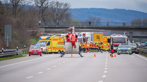 Bei einem Unfall auf der A5 in Richtung Frankfurt auf Höhe Weingarten kommt auch ein Hubschrauber zur Hilfe