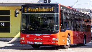 Vor einem Bus sind Kontrolleure durch Schläge und Pfefferspray verletzt worden. Symbolbild von einem Bus in Pforzheim.