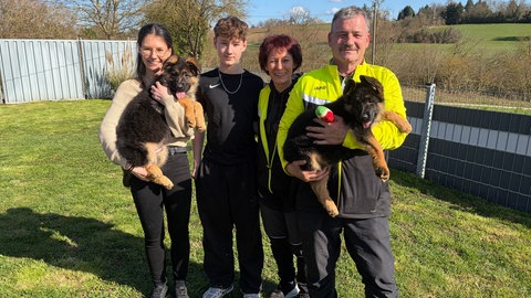 Familie Rath mit den zwei Welpen Holly und Hugo.