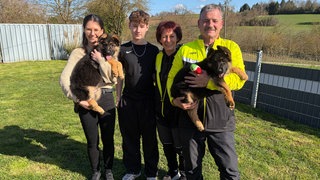 Familie Rath mit den zwei Welpen Holly und Hugo.