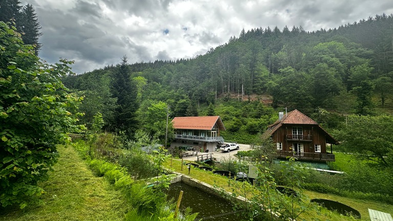 Die Fischzucht in Wolftal von außen. Hier werden Lachse gezüchtet, die in der Murg ausgewildert werden.