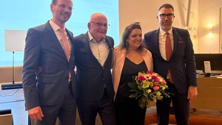 Thomas Jung (2. von links) hat die Oberbürgermeisterwahl in Baden-Baden gewonnen, neben ihm seine Frau. 