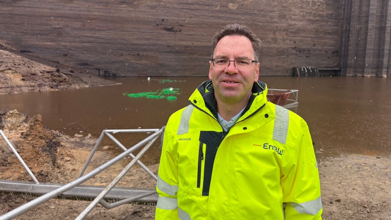 Erich Wunsch von der EnBW vor der Staumauer der Schwarzenbachtalsperre.