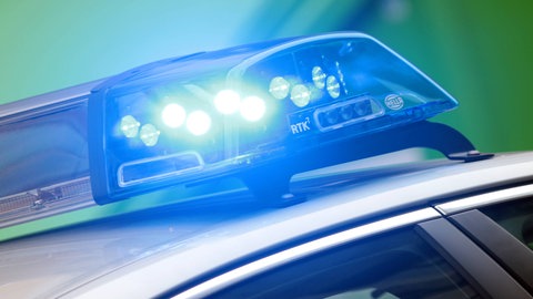 Blaulicht eines Polizeiautos. Bewaffneter Raubüberfall in Ettlingen. Symbolbild
